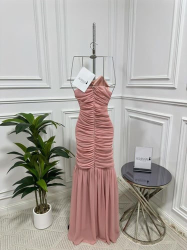 فستان سهره وردي بقصة ضيقة وطيات أنثوية ناعمة