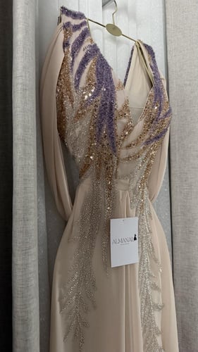 فستان سهره بتطريز شك باللون الذهبي والبنفسجي