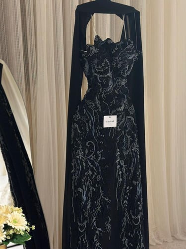 فستان سهرة أسود توب مطرز مع شال