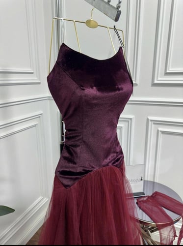 سهرة عنابي مخملي وتنورة تول منفوشة