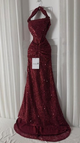 فستان سهرة برغندي مطرز بالكامل بقصة ضيقة وفخمة