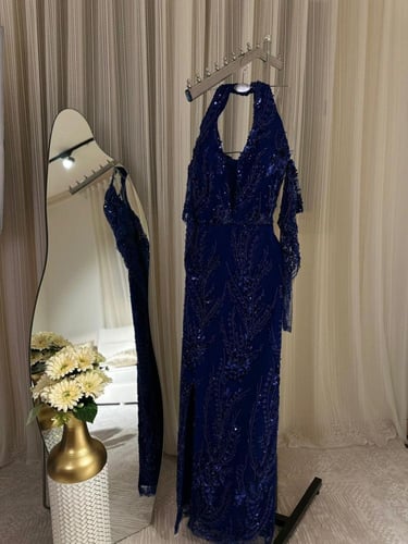 فستان سهره لون نيلي مطرز بشق امامي اكمام