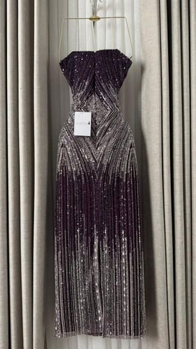 فستان سهرة بنفسجي داكن مع تطريز فضي