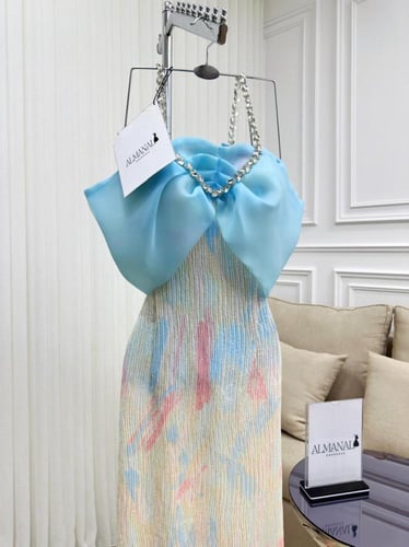 فستان سهرة باستيل بفيونكة زرقاء وسلسلة كريستال