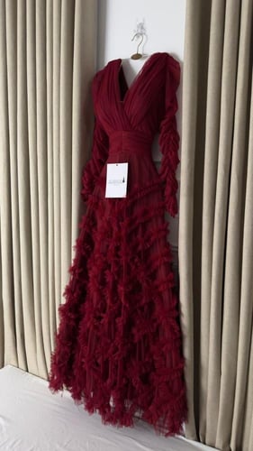 فستان بكسرات وأكمام طويلة لون برغندي