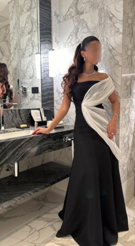 فستان أسود كريب بكشاكش بيضاء