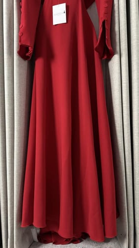 فستان ملكه احمر