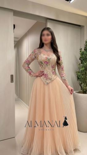 فستان سهرة مشمشي فاتح بقصة كورسيه سبعة وأكمام شفاف...