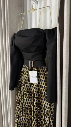 فستان اسود ناعم بتفاصيل سلاسل ذهبيه