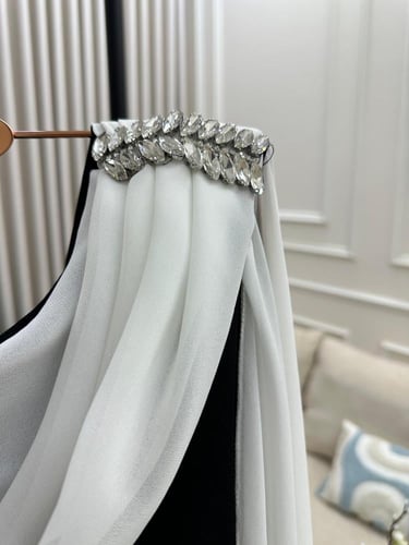 فستان خامه باربي مع جورجيت كلوش مع اكسسوار