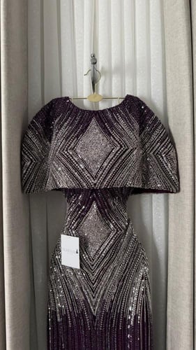 فستان سهرة بنفسجي داكن مع تطريز فضي