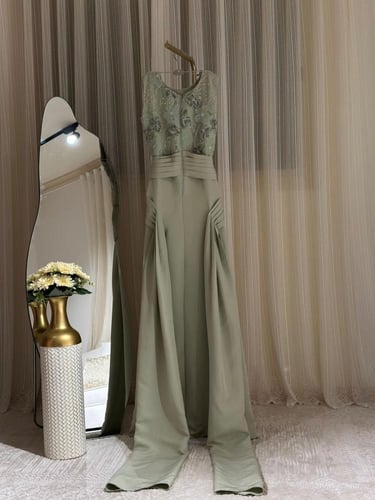 فستان سهره زيتي فاتح طويل بتفاصيل مطرزه وذيل انسيا...