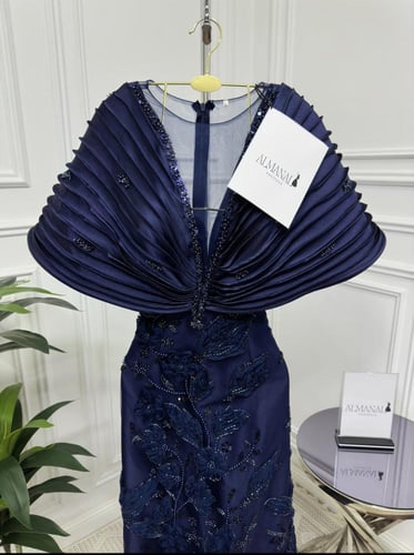 سهرة كحلي بتطريز فاخر وكاب مطوي مروحي فخم