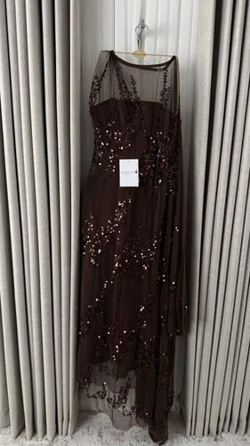 فستان سهرة بكتف واحد من الشيفون المكسر والمطرز بال...