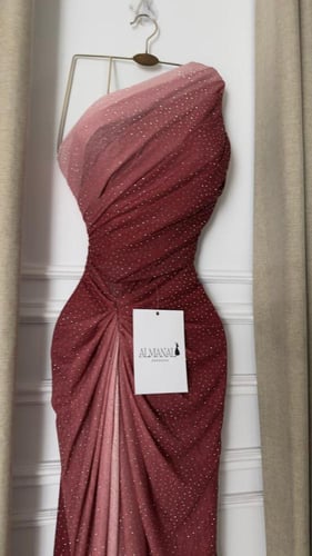 فستان سهرة احمر بلمعة ناعمة وقصة ضيقة