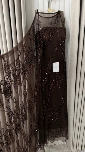 فستان سهرة بكتف واحد من الشيفون المكسر والمطرز بال...