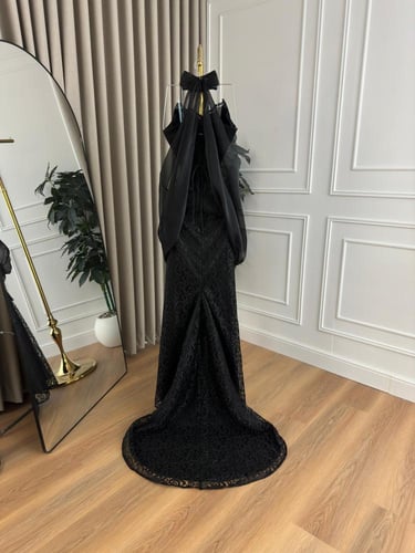 فستان اسود دانتيل اكمام جازار