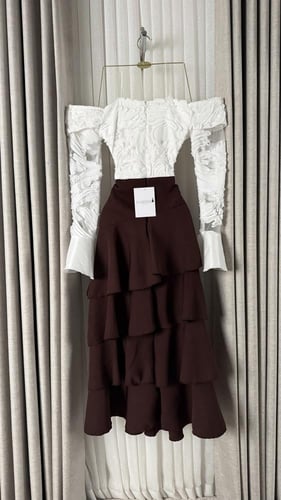 طقم سهرة ناعم من قطعتين بتوب أبيض مكشكش وتنورة بني...