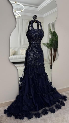 فستان سهرة هالتر كحلي بتطريز زهور