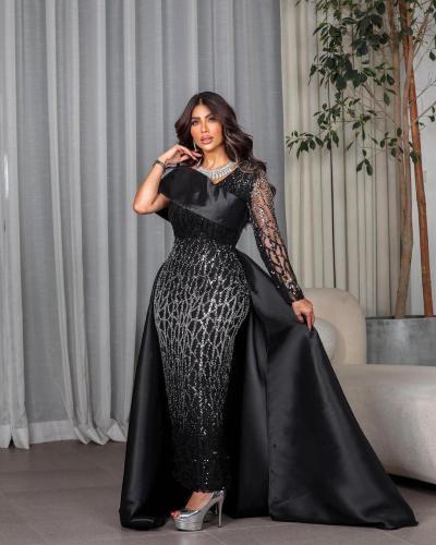 فستان سهرة أسود مطرّز بالترتر الفضي