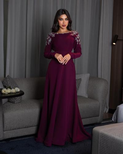 فستان سهرة كريب، مطرّز بالكامل بتفاصيل ورود لامعة...