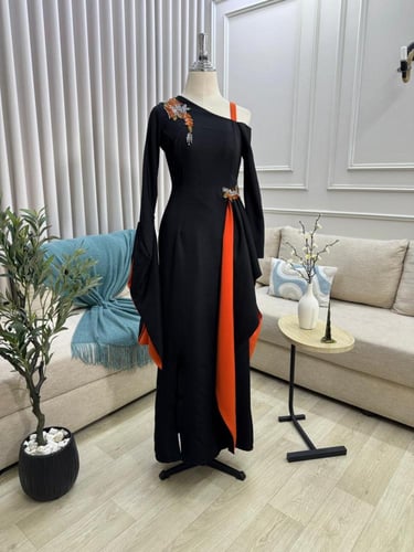فستان سهرة أسود بفتحة ساق وتفاصيل برتقالية
