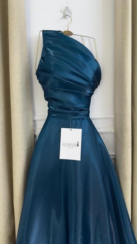 ‎فستان سهرة أزرق ملكي بكتف واحد وتنورة منفوشة