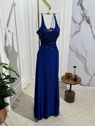 سهرة أزرق ملكي مرصّع بالترتر اللامع