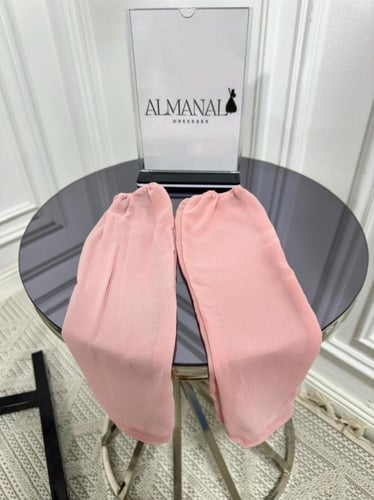 فستان سهره وردي بقصة ضيقة وطيات أنثوية ناعمة