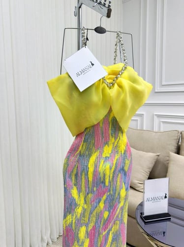 ‎فستان سهرة عصري ملون بفيونكة صفراء وسلسلة كريستال