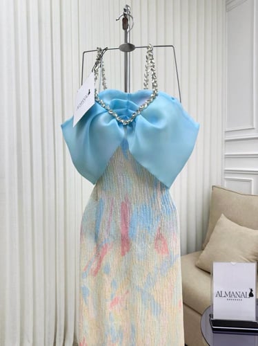 فستان سهرة باستيل بفيونكة زرقاء وسلسلة كريستال