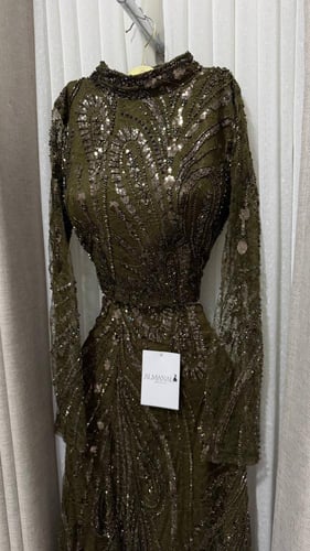 طقم سهره زيتي بياقة مرتفعة وتطريز بالكامل