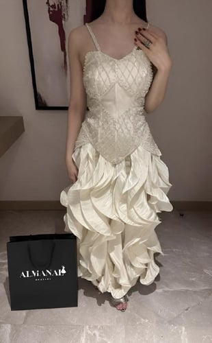 فستان سهرة صدر مطرز وتنورة كشكش