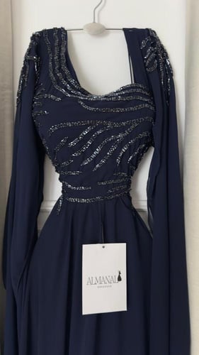 فستان كحلي بتطريز لامع وأكمام طويلة من الشيفون