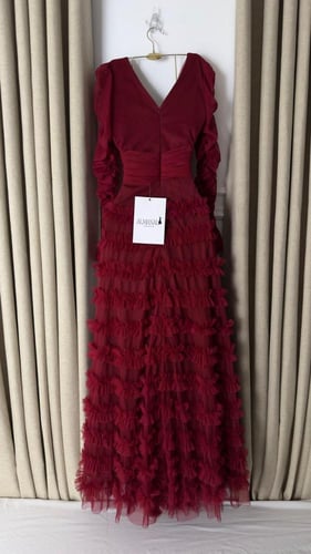 فستان بكسرات وأكمام طويلة لون برغندي