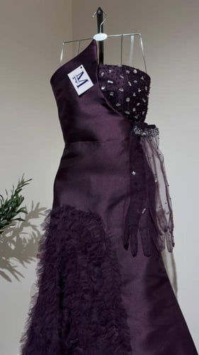 فستان سهرة بنفسجي ميكادو بكتف واحد مع تنورة مزينة...