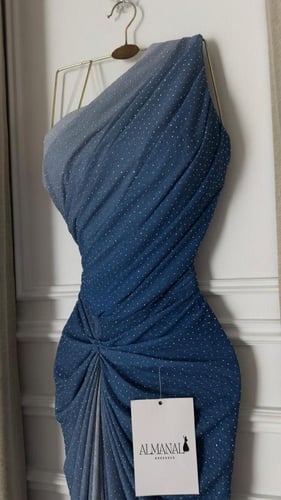 فستان سهرة أزرق بلمعة ناعمة وقصة ضيقة