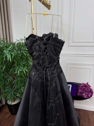 سهرة ميكادو أسود راقي بتطريز ورود لامع وقصّة ذيل و...