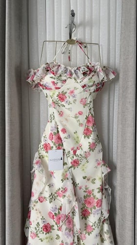 فستان ناعم أوف وايت ناعم مشجر بزهور وردية مع ياقة...