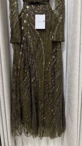 طقم سهره زيتي بياقة مرتفعة وتطريز بالكامل