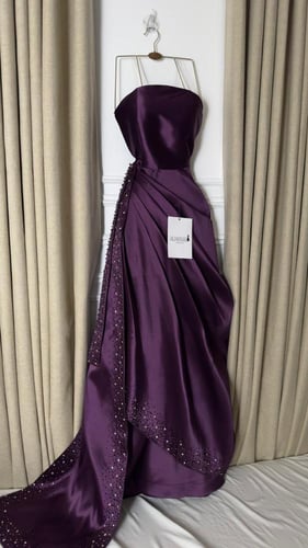 فستان سهرة بنفسجي ملكي بدون أكتاف بذيل مطرز