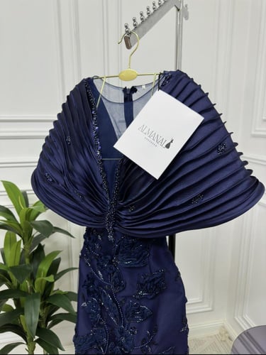 سهرة كحلي بتطريز فاخر وكاب مطوي مروحي فخم