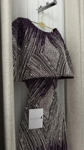 فستان سهرة بنفسجي داكن مع تطريز فضي