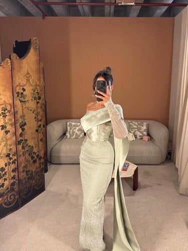 فستان سهره كتف مائل مزين بالؤلؤ