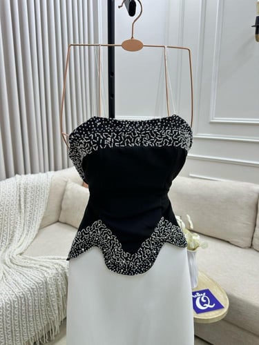 سهرة أبيض وأسود بكورسيه مطرّز وتفاصيل ترتر لامعة م...