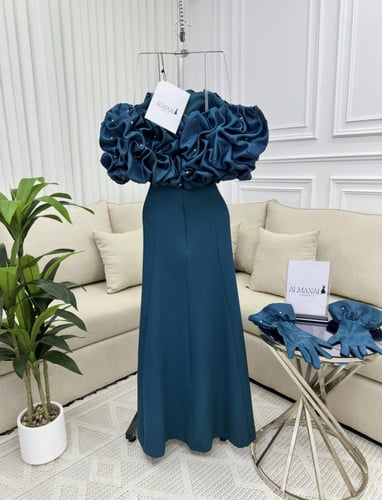 فستان زمردي ، بأكتاف لؤلؤية منفوشة