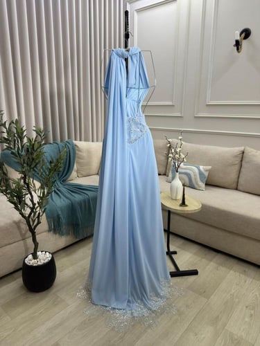 فستان سهرة طويل بلون السماوي