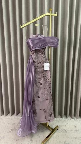 فستان سهرة مطرز بنقوش مع وشاح جانبي بليسه ودرابيه...