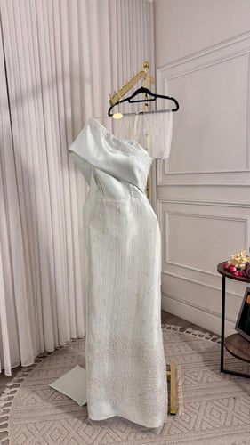 فستان سهره كتف مائل مزين بالؤلؤ