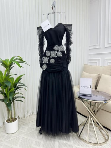 فستان سهرة أسود بتطريز فاخر وأكمام تول شفافة